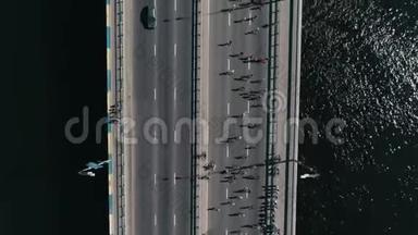 4的空中无人机飞行。 马拉松在桥上跑步。 垂直小车拍摄，俯视